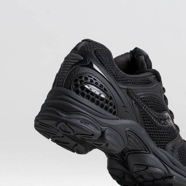 Triumph 4 "Triple Black"